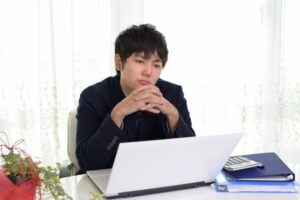 同期に劣等感を感じて比べてしまう｜つらい比較をやめる方法と自分の強みの見つけ方